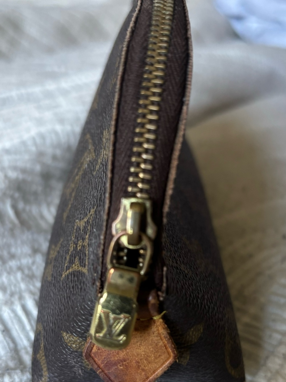 💯 Authentic Louis Vuitton Small Monogram Cosmetic Pouch - Picture 3 of 9